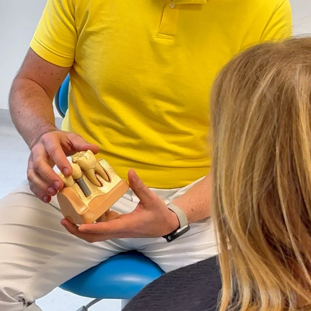 Differenza tra dentiera e impianto dentale 1 Differenza tra dentiera e impianto dentale